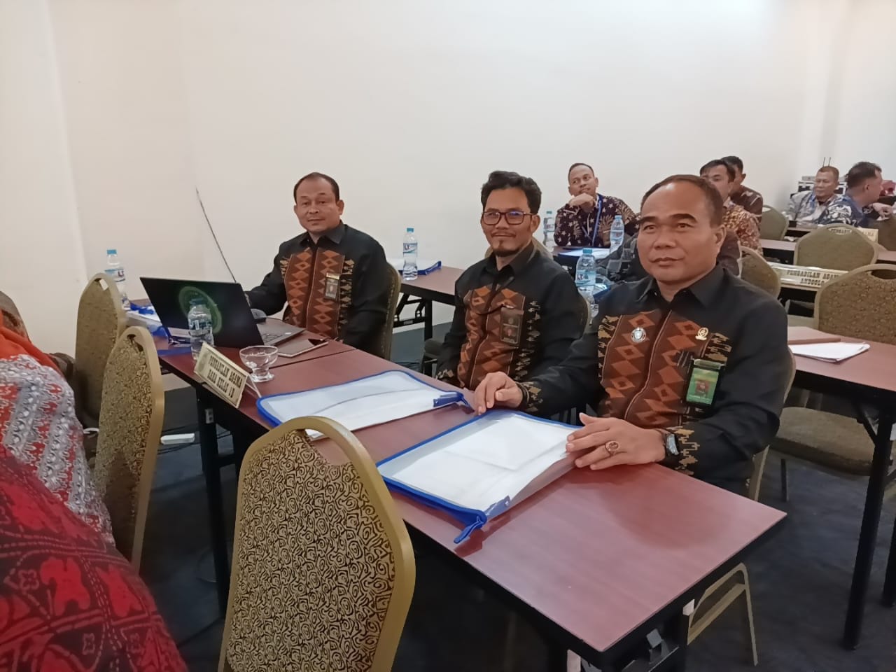 Jajaran kepaniteraan PA Raha saat mengikuti bimtek kepaniteraan se-wilayah PTA Kendari